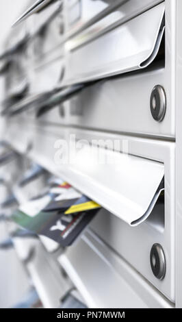 Modernes Metall Briefkästen, voll von Broschüren. Ideal für Konzepte. Geringe Tiefenschärfe. Stockfoto