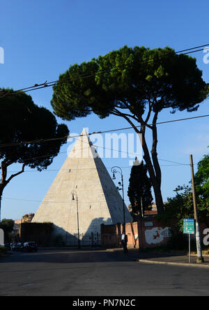 Die Pyramide des Cestius in Rom, Italien. Stockfoto