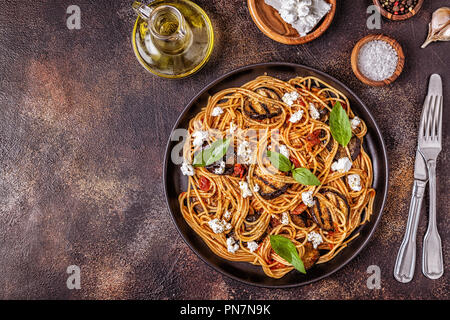 Pasta alla Norma - Traditionelle italienische Küche mit Auberginen, Tomaten, Käse und Basilikum, Ansicht von oben. Stockfoto