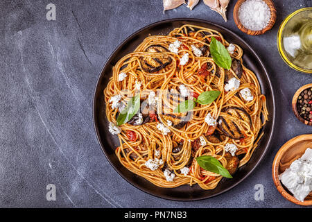 Pasta alla Norma - Traditionelle italienische Küche mit Auberginen, Tomaten, Käse und Basilikum, Ansicht von oben. Stockfoto