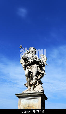 Engel mit dem Schwamm auf der Ponte Sant'Angelo in Rom. Stockfoto