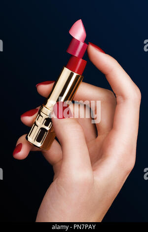 Frau mit rotem Lippenstift Stockfoto