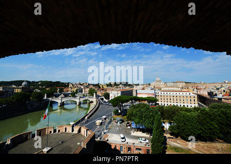 Vittorio Emanuele II Brücke über den Tiber in Rom. Stockfoto