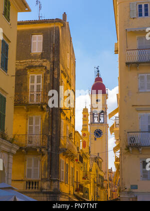 Street und den Glockenturm der Kirche St. Spyridon in Korfu, Griechenland Stockfoto