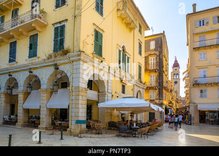 Street und den Glockenturm der Kirche St. Spyridon in Korfu, Griechenland Stockfoto