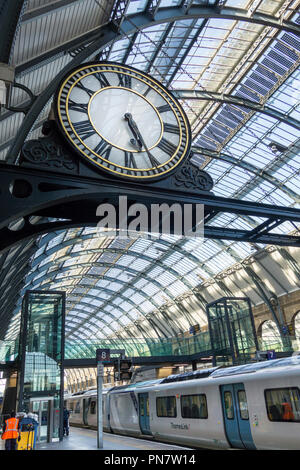 Restaurierte projizieren Plattform clock an King's Cross Station, London, UK Stockfoto