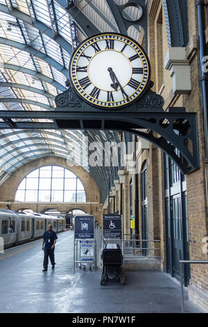 Restaurierte vorspringende Bahnhofsuhr am Bahnhof King's Cross, London, England, Großbritannien Stockfoto