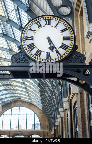 Restaurierte projizieren Plattform clock an King's Cross Station, London, UK Stockfoto