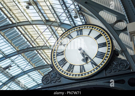 Restaurierte projizieren Plattform clock an King's Cross Station, London, UK Stockfoto