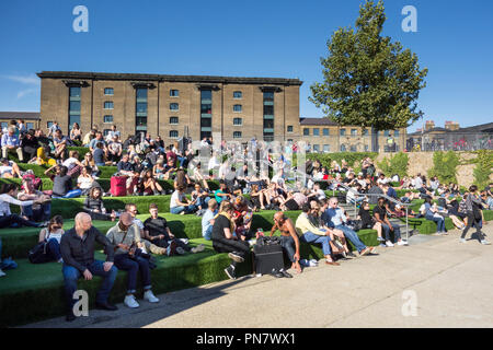 Am Kanal gelegenes und die Getreidespeicher am Getreidespeicher Square, Kings Cross, Camden, London, N1, UK Stockfoto