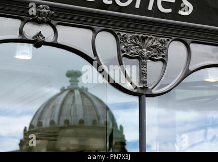 Eine der Kuppeln von Newcastle upon Tyne Markt's Arcade, im Jugendstil windows von Waterstone's Bookshop auf Blackett Straße wider. Stockfoto