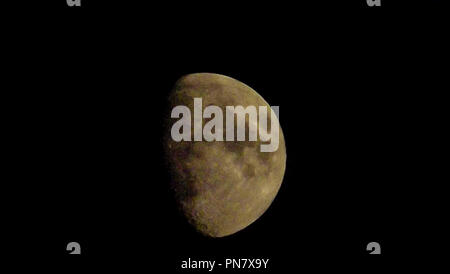 Whispers of the Moon: Eine himmlische Serenade, die im ätherischen Glanz des Halbmondes getaucht ist, entfaltet der Nachthimmel eine Geschichte des kosmischen Wunders. Stockfoto