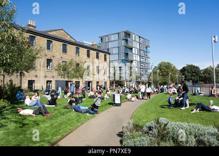 Am Kanal gelegenes und die Getreidespeicher am Getreidespeicher Square, Kings Cross, Camden, London, N1, UK Stockfoto