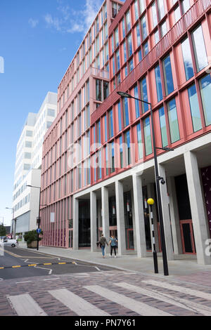 Duggan Morris Architekten R7 Bürogebäude in der tausendjährigen Pink auf handyside Street, King's Cross, London, N1, UK Stockfoto