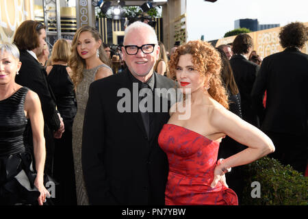 Malcolm McDowell und Bernadette Peters nimmt an der 74. jährlichen Golden Globes Awards im Beverly Hilton in Beverly Hills, CA am Sonntag, 8. Januar 2017. Datei Referenz # 33198 371 GFS nur für redaktionelle Verwendung - Alle Rechte vorbehalten Stockfoto