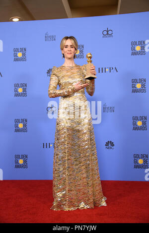Nach dem Gewinn der Kategorie der besten LEISTUNG VON EINER SCHAUSPIELERIN IN EINEM MINI - SERIE ODER MOTION PICTURE MADE FOR TELEVISION für ihre Rolle in "Die Leute v. O.J. Simpson: American Crime Story", Schauspielerin Sarah Paulson wirft Backstage in der Presse mit ihrem Golden Globe Award auf dem 74. jährlichen Golden Globe Awards im Beverly Hilton in Beverly Hills, CA am Sonntag, 8. Januar 2017. Datei Referenz # 33198 544 GFS nur für redaktionelle Verwendung - Alle Rechte vorbehalten Stockfoto