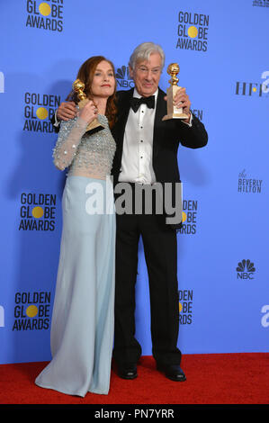 Isabelle Huppert & Paul Verhoeven auf dem 74 Golden Globe Awards im Beverly Hilton Hotel, Los Angeles, CA, USA, 8. Januar 2017 Stockfoto