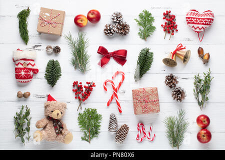 Weihnachtsgeschenke, kiefer Zweige, Äpfel und Farbband auf hölzernen Tisch. Top Aussicht, flach. Stockfoto