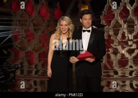 Kate McKinnon und Jason Bateman während der 89 Oscars® auf der Dolby® Theater in Hollywood, CA am Sonntag, 26. Februar 2017 präsentieren. Datei Referenz Nr.33304 308 THA nur für redaktionelle Verwendung - Alle Rechte vorbehalten Stockfoto