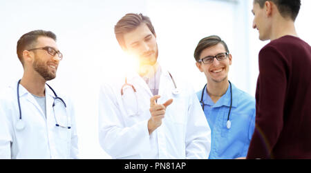 Arzt erklären Diagnose zu seinen Patienten Stockfoto