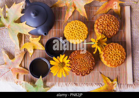 Mooncake. Chinesische mid Autumn Festival essen. Stockfoto