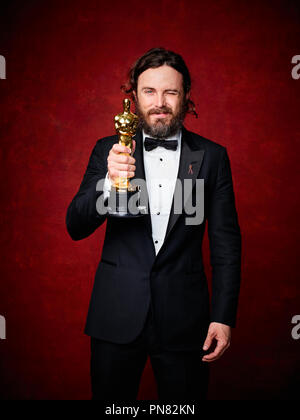 Casey Affleck stellt Backstage mit dem Oscar® für die Leistung durch einen Schauspieler in einer Hauptrolle, für die Arbeit an "Manchester durch das Meer" während der Live ABC Telecast der 89 Oscars® auf der Dolby® Theater in Hollywood, CA am Sonntag, 26. Februar 2016. Datei Referenz Nr.33304 754 THA nur für redaktionelle Verwendung - Alle Rechte vorbehalten Stockfoto