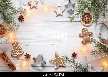 Weihnachtsplätzchen, tanne Zweig und Weihnachtslichter auf hölzernen Tisch Stockfoto