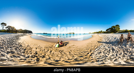 360 Grad Panorama Ansicht von Kinder am Strand - Hahei Coromandel Halbinsel - Waikato, Neuseeland spielen