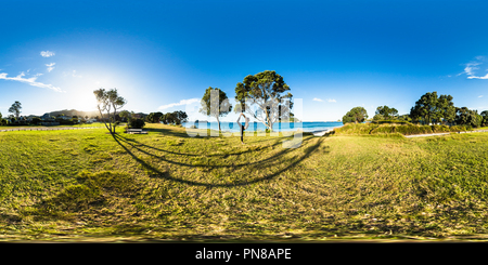 360 Grad Panorama Ansicht von Yoga am Strand bei Sonnenuntergang - Hahei Coromandel Halbinsel - Waikato, Neuseeland