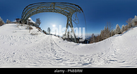 360 Grad Panorama Ansicht von Schauinsland Seilbahn Station der Kabine an einem windigen Tag, Ansicht 2