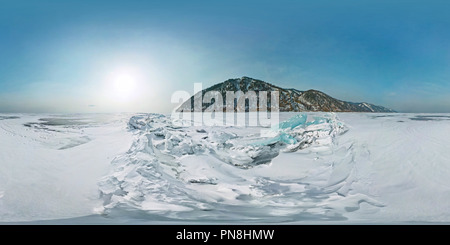 360 Grad Panorama Ansicht von Große blaue Eis Torossen des Baikalsees