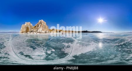 360 Grad Panorama Ansicht von Panorama 360 Grad Schamane Rock oder Kap Burchan auf Olchon im Winter, umgeben von blauen Eis des Baikalsees mit Rissen.