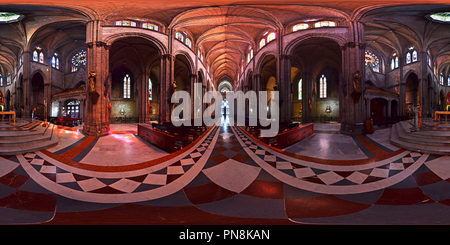 360 Grad Panorama Ansicht von Im Inneren der Basilika del Voto von Quito