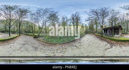 360 Grad Panorama Ansicht von Hütte im Wald