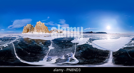 360 Grad Panorama Ansicht von Schamanen Felsen auf der Insel Olchon im Winter, durch das blaue Eis des Baikalsees mit Rissen umgeben. Panorama 360 180 Grad