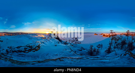360 Grad Panorama Ansicht von Panorama 360 Grad Dawn in Schamane Rock oder Cape Burhan auf der Insel Olchon Baikalsee im Winter