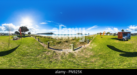 360 Grad Panorama Ansicht von Die Surfschule am Strand - Whangamata Whangamata - Coromandel Halbinsel - Waikato, Neuseeland