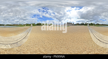 360 Grad Panorama Ansicht von Domaine de Chantilly, Blick vom Brunnen
