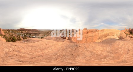 360 Grad Panorama Ansicht von Blick auf Devils Garden Campground in der Mitte der Bögen
