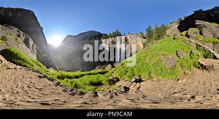 360 Grad Panorama Ansicht von Yosemite Vernall Falls unter