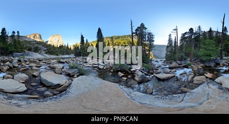 360 Grad Panorama Ansicht von Nach oben Vernal Falls, auf einem Felsen in Emerald Pool