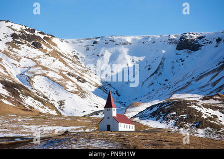 Traditionelle urige Isländischen Holz- Lutherischen Kirche Vikurkirkja an V k i Myrdal, South Island Stockfoto