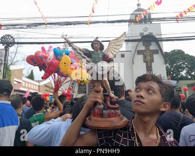 Iligan City, Philippinen. 20 Sep, 2018. (Anmerkung des Editors: Bild wurde mit einem Smartphone erstellt) Tausende von katholischen Gläubigen der "pakanaug Ritual", die jeden 20. September gehalten wird, markiert den Beginn der 9-tägige Novene Masse in Vorbereitung auf das Fest des Erzengels Michael, des Schutzpatrons der Iligan besucht. Dies markiert auch den Beginn der Diyandi Festival in der feiernden schreit 'Viva senior San Miguel." Credit: Sherbien Dacalanio/Pacific Press/Alamy leben Nachrichten Stockfoto