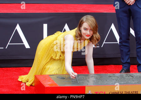 Emma Stone auf ihre Hand und Fußabdruck Zeremonie an der TCL Chinese Theatre in Hollywood, CA, 7. Dezember 2016. Foto von Joseph Martinez/PictureLux Stockfoto