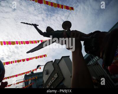 Iligan City, Philippinen. 20 Sep, 2018. (Anmerkung des Editors: Bild wurde mit einem Smartphone erstellt) Tausende von katholischen Gläubigen der "pakanaug Ritual", die jeden 20. September gehalten wird, markiert den Beginn der 9-tägige Novene Masse in Vorbereitung auf das Fest des Erzengels Michael, des Schutzpatrons der Iligan besucht. Dies markiert auch den Beginn der Diyandi Festival in der feiernden schreit 'Viva senior San Miguel." Credit: Sherbien Dacalanio/Pacific Press/Alamy leben Nachrichten Stockfoto