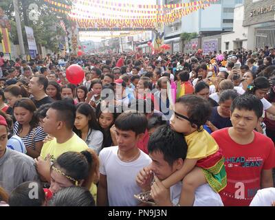 Iligan City, Philippinen. 20 Sep, 2018. (Anmerkung des Editors: Bild wurde mit einem Smartphone erstellt) Tausende von katholischen Gläubigen der "pakanaug Ritual", die jeden 20. September gehalten wird, markiert den Beginn der 9-tägige Novene Masse in Vorbereitung auf das Fest des Erzengels Michael, des Schutzpatrons der Iligan besucht. Dies markiert auch den Beginn der Diyandi Festival in der feiernden schreit 'Viva senior San Miguel." Credit: Sherbien Dacalanio/Pacific Press/Alamy leben Nachrichten Stockfoto