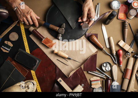 Nahaufnahme von skinner Handwerker arbeiten mit natürlichen Leder mit craft Tools. Stockfoto