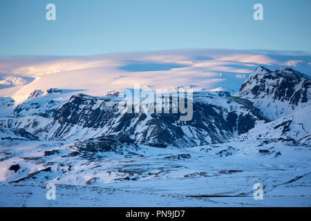 Winterliche Sonne über typisch isländischen verschneite Gebirge Gletscher Landschaft im Süden Islands Stockfoto