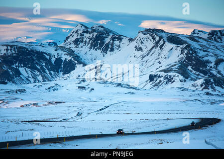 Autofahren auf dem südlichen Island Road mit Katla Vulkan unter Glacier Ice Cap hinter Katla Geopark in der Nähe von Vik, Island Stockfoto