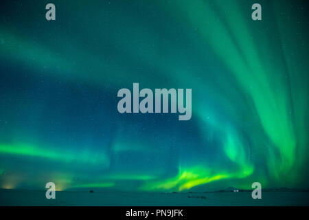 Aurora Borealis spektakulären Blick auf die Nordlichter am Himmel über Hotel Ranga tourist resort bei Hella im Süden Islands Stockfoto